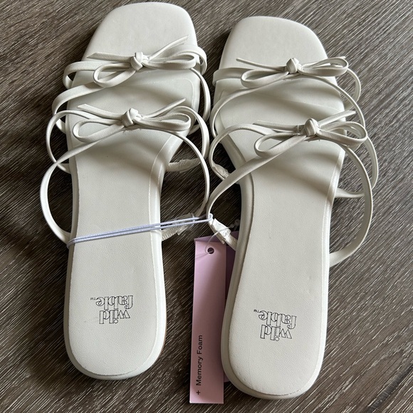 NWT Wild Fable White Memory Foam Kristen Flat Bow Sandals - Picture 8 of 9